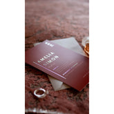 Bröllopskort "Fridhem Vinröd/Guld/Silver"